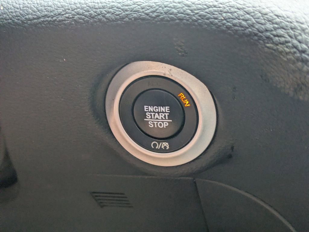 Used 2021 Chrysler Pacifica Limited w/ Uconnect Theater Family Group image 32