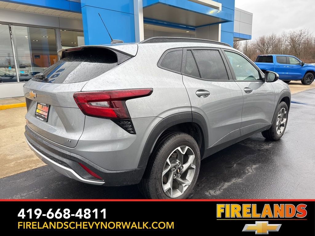 Used 2025 Chevrolet Trax LT w/ LT Convenience Package image 7