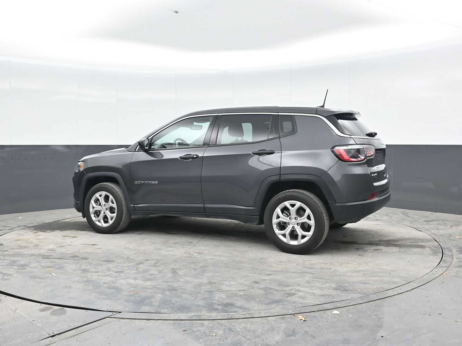 Used 2024 Jeep Compass Sport AWD/4WD image 2