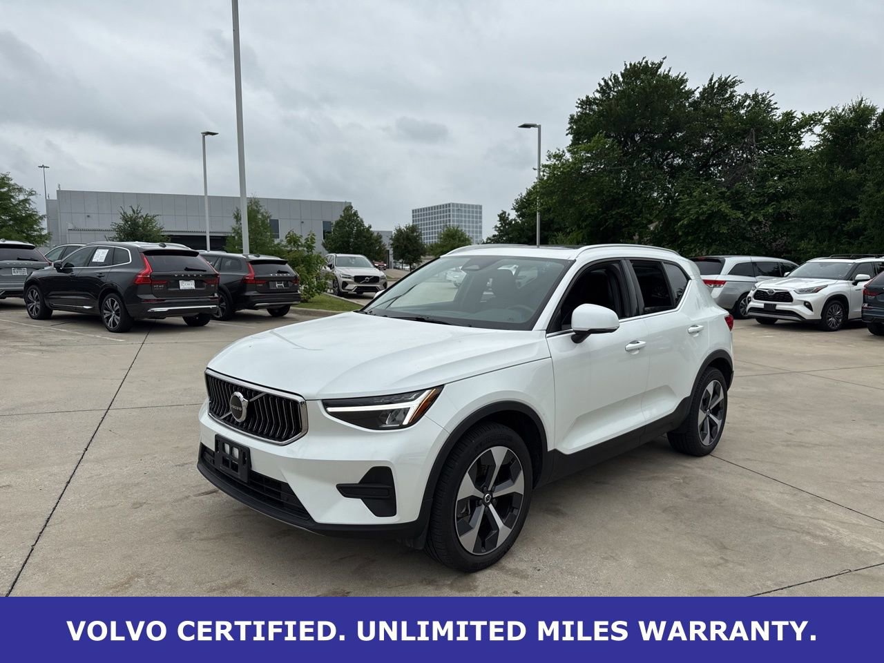 Used 2025 Volvo XC40 B5 Core AWD/4WD image 1