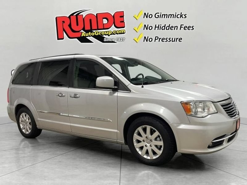 Used 2011 Chrysler Town & Country Touring-L w/ Entertainment Group #2 FWD image 6