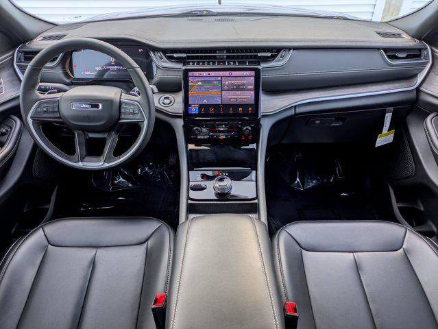 Certified 2025 Jeep Grand Cherokee L Limited w/ Trailer Tow Package AWD/4WD image 17