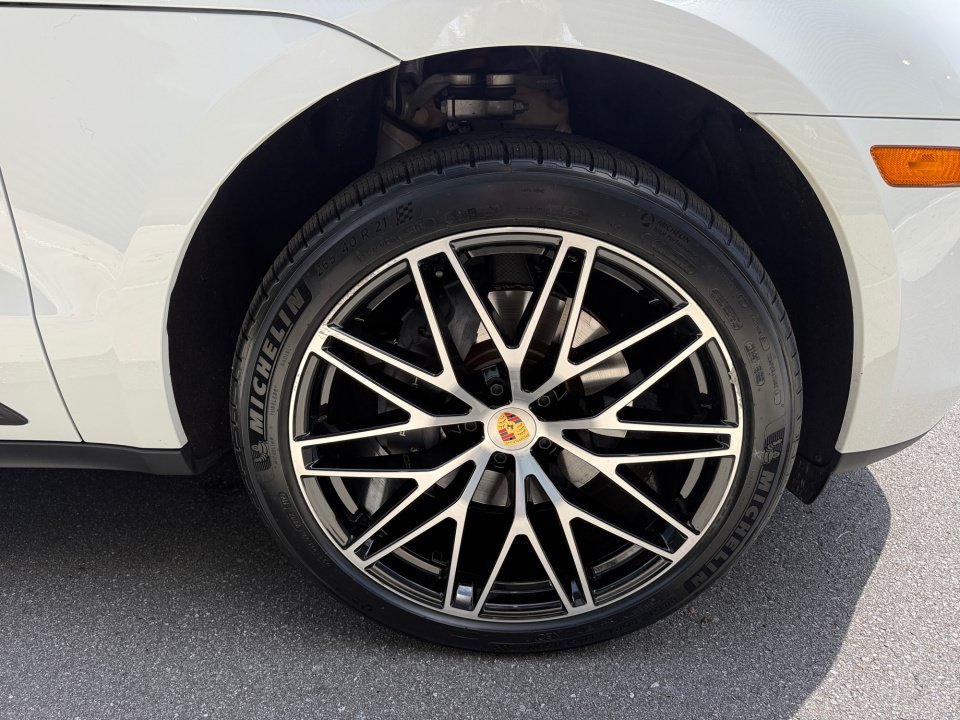 Certified 2026 Porsche Macan AWD/4WD image 11