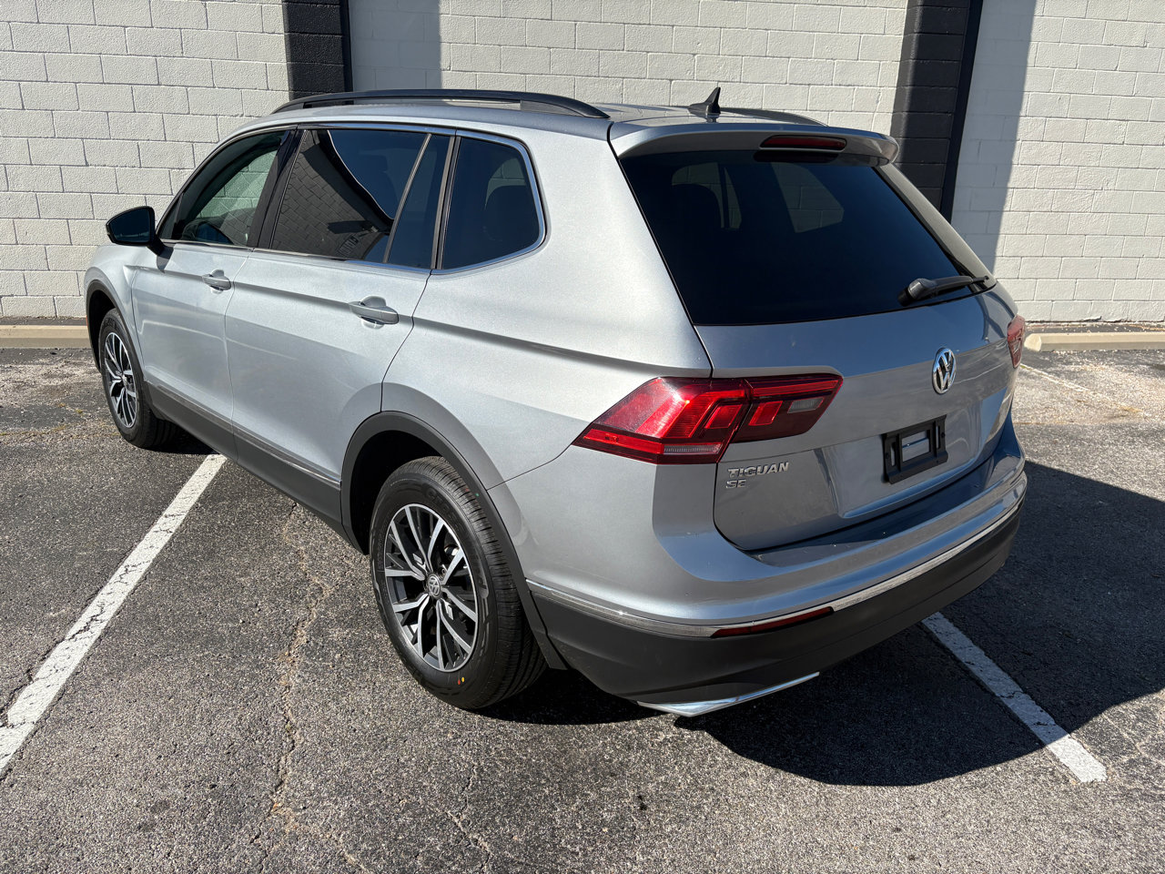 Used 2020 Volkswagen Tiguan SE R-Line image 3