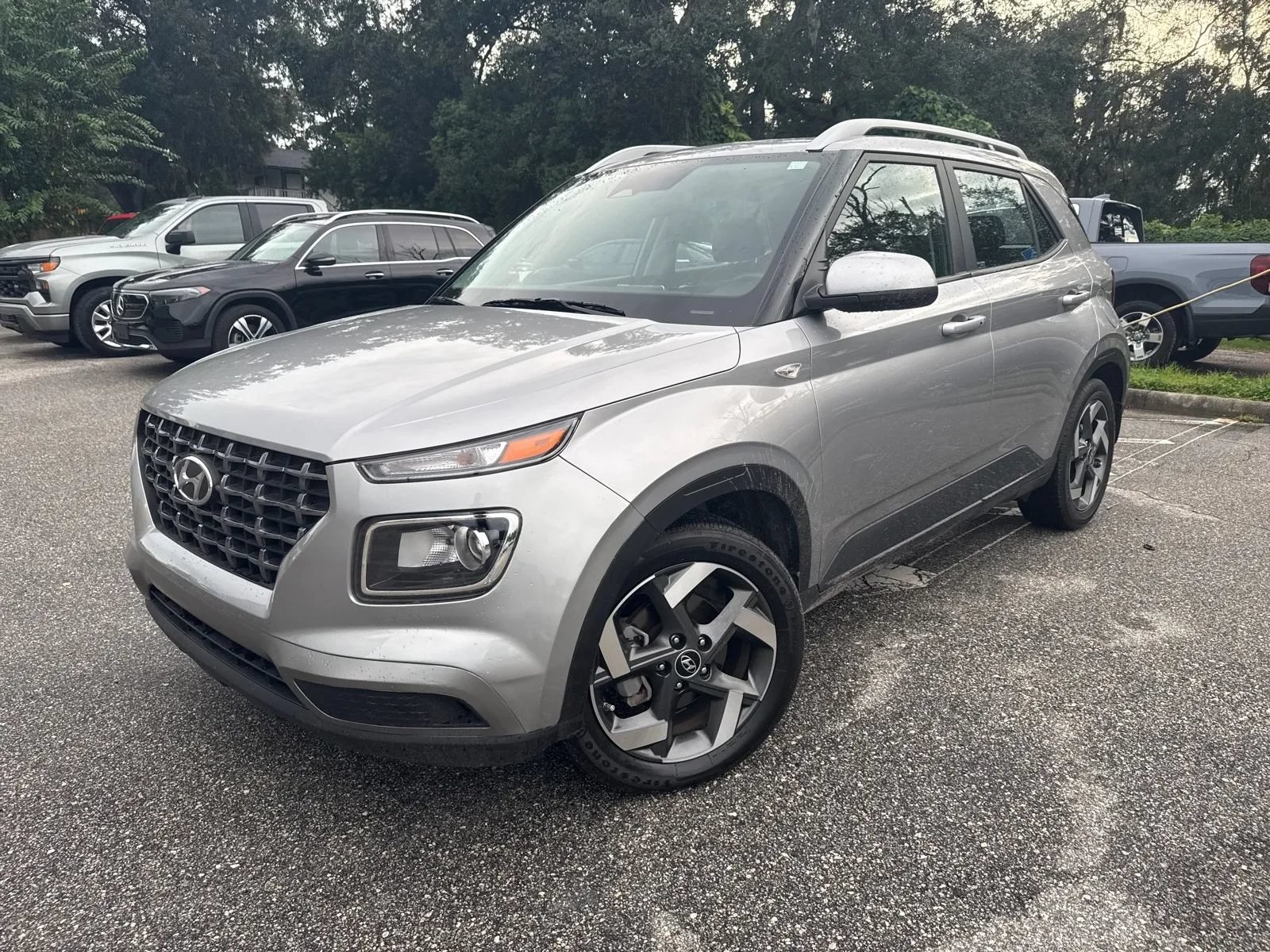 Used 2024 Hyundai Venue SEL FWD image 2