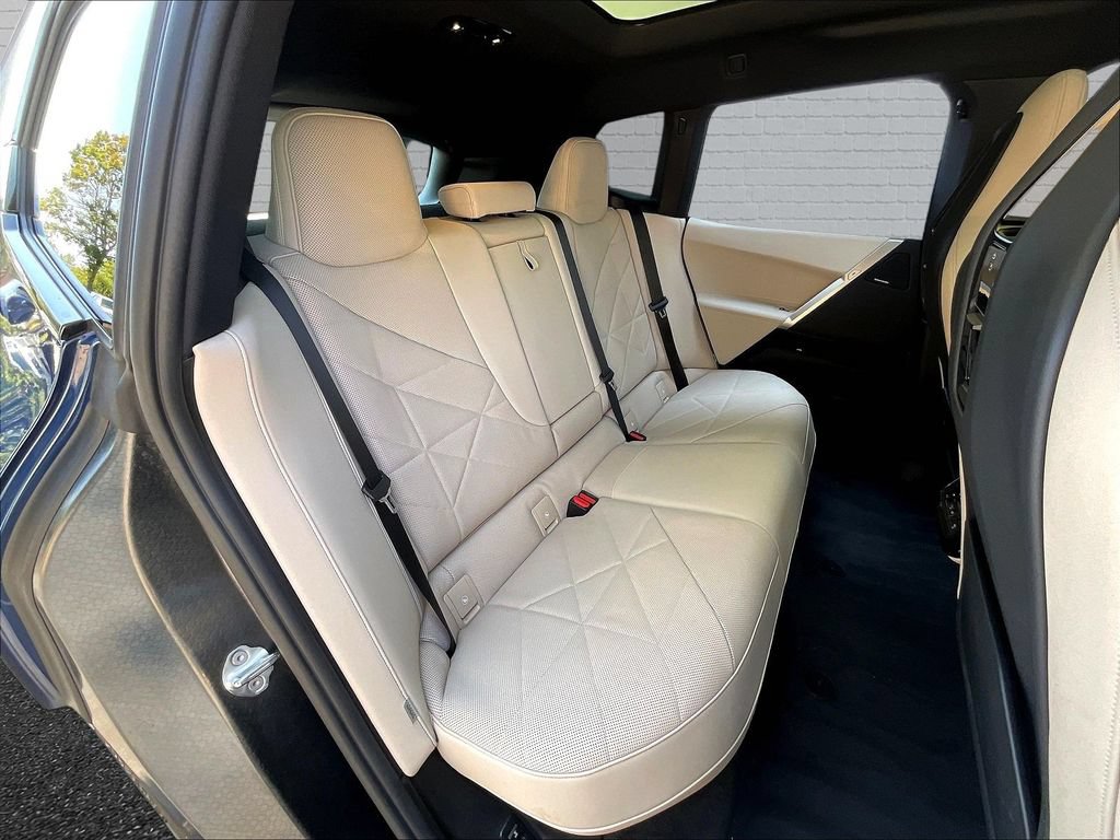 Used 2024 BMW iX xDrive50 AWD/4WD image 21