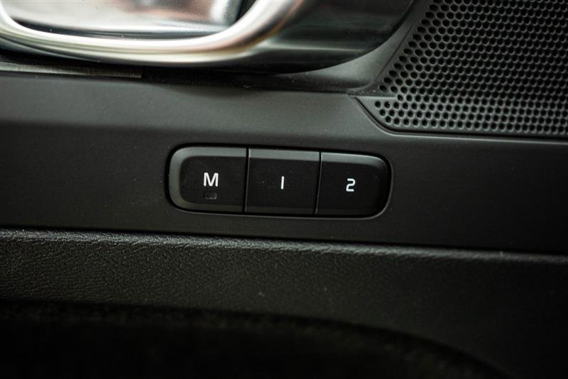 Used 2024 Volvo XC40 B5 Plus image 16