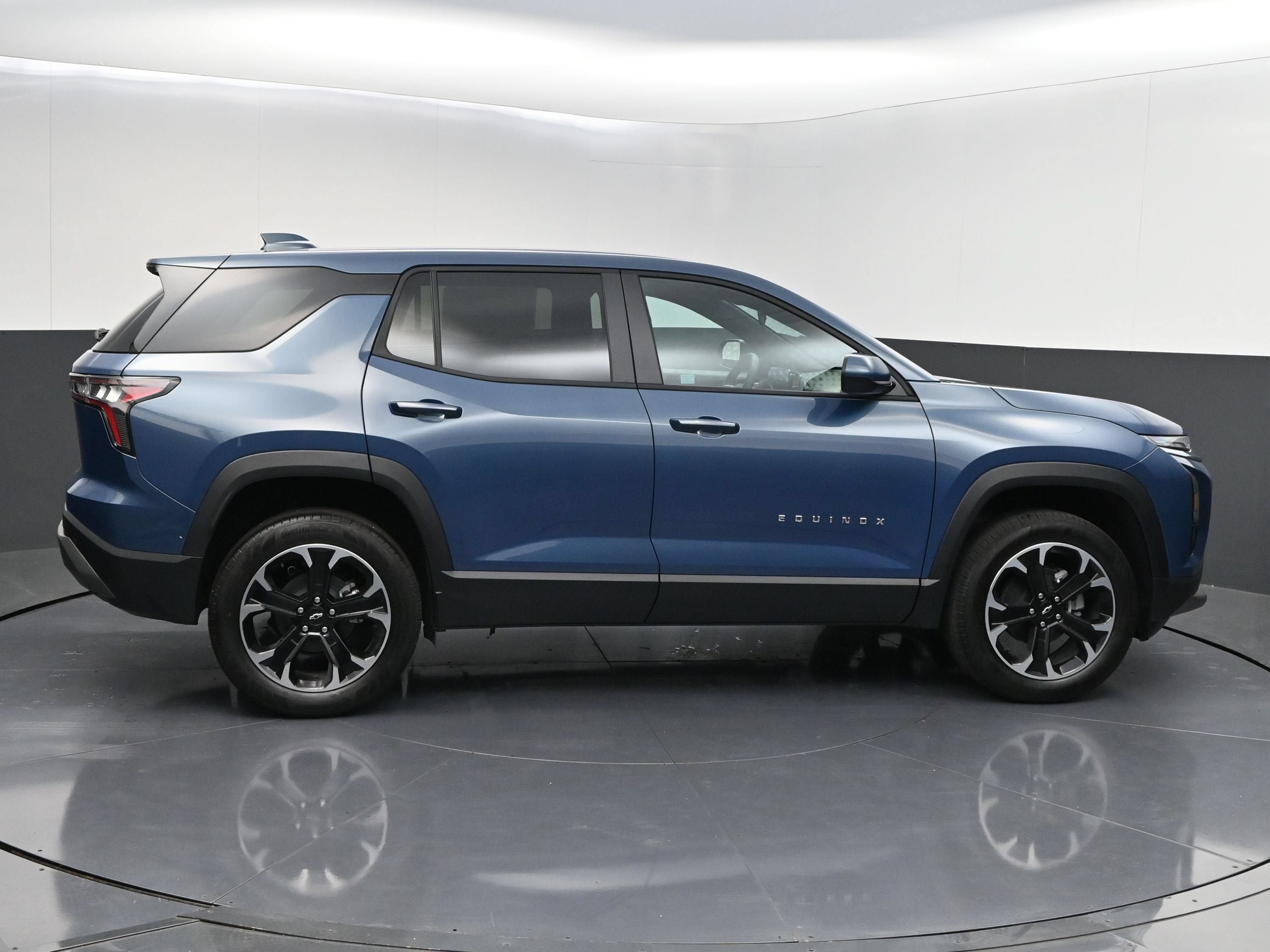 New 2027 Chevrolet Equinox LT w/ Convenience Package II FWD image 9