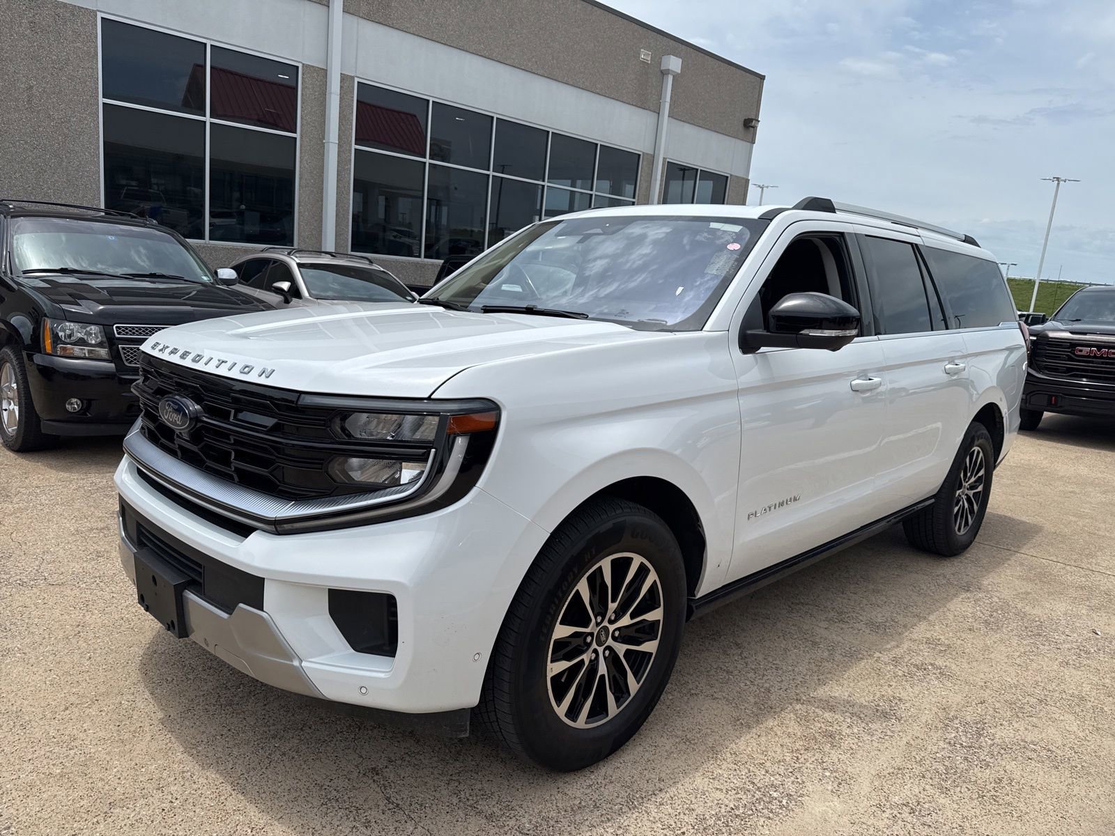Used 2025 Ford Expedition Max Platinum AWD/4WD image 1