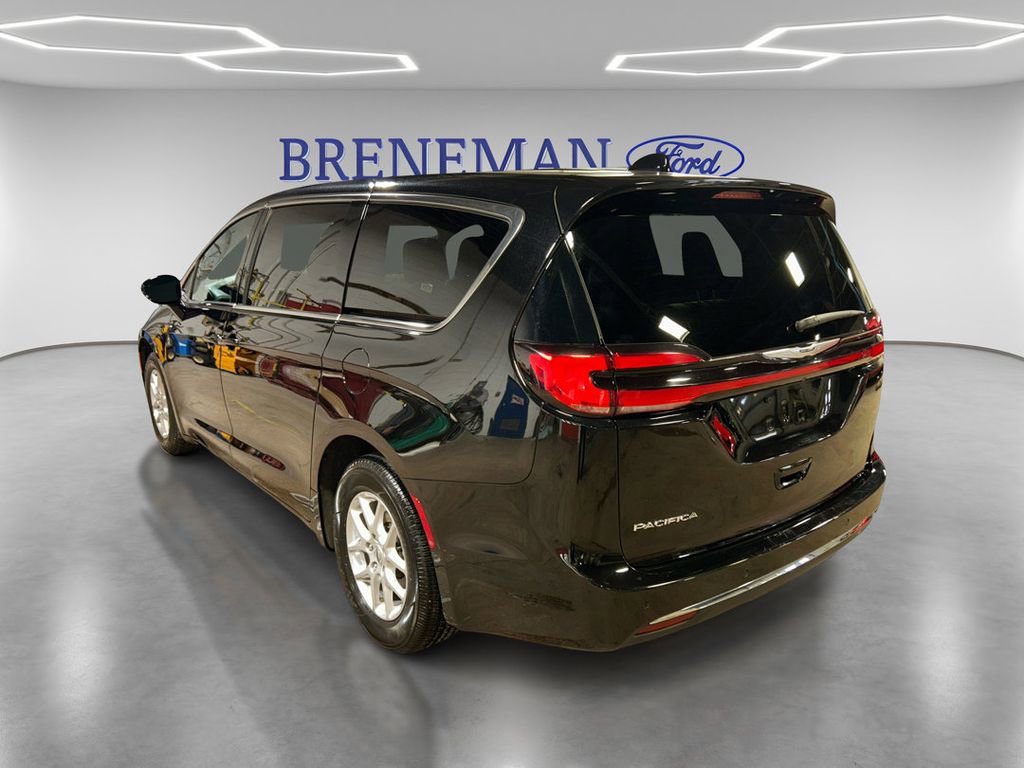 Used 2025 Chrysler Pacifica Select image 7