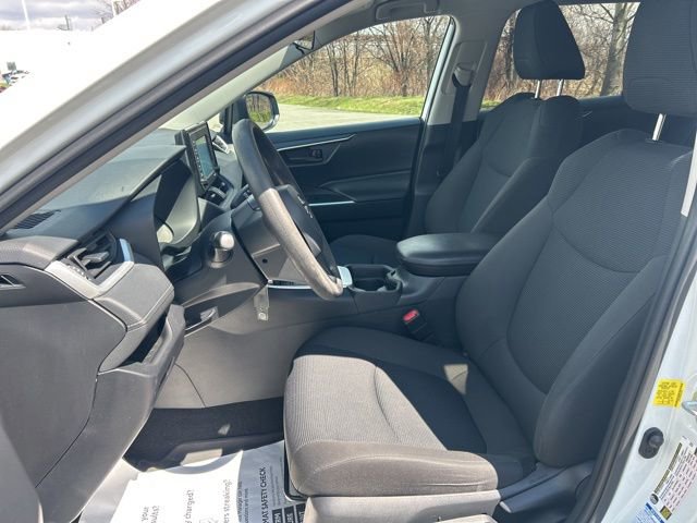 Used 2021 Toyota RAV4 LE image 12