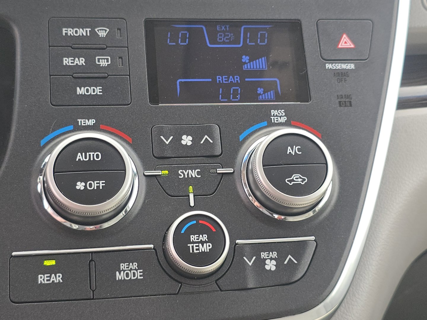 Used 2015 Toyota Sienna XLE Premium FWD image 32