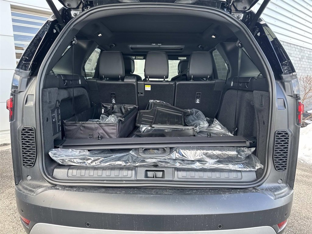 New 2026 Land Rover Discovery S image 6