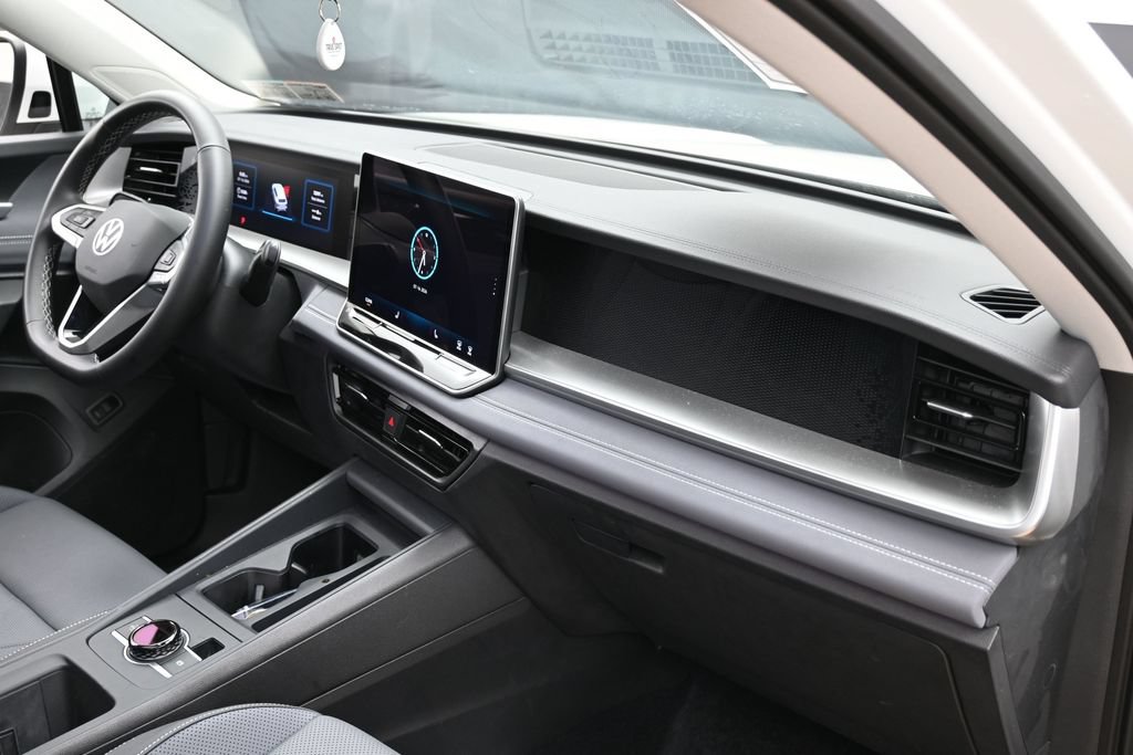 Used 2025 Volkswagen Tiguan SE w/ Panoramic Sunroof Package AWD/4WD image 35