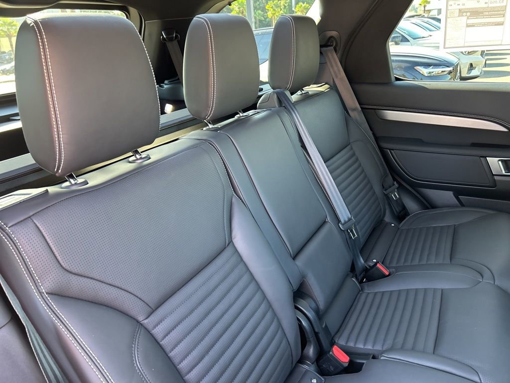 New 2025 Land Rover Discovery Dynamic SE image 18