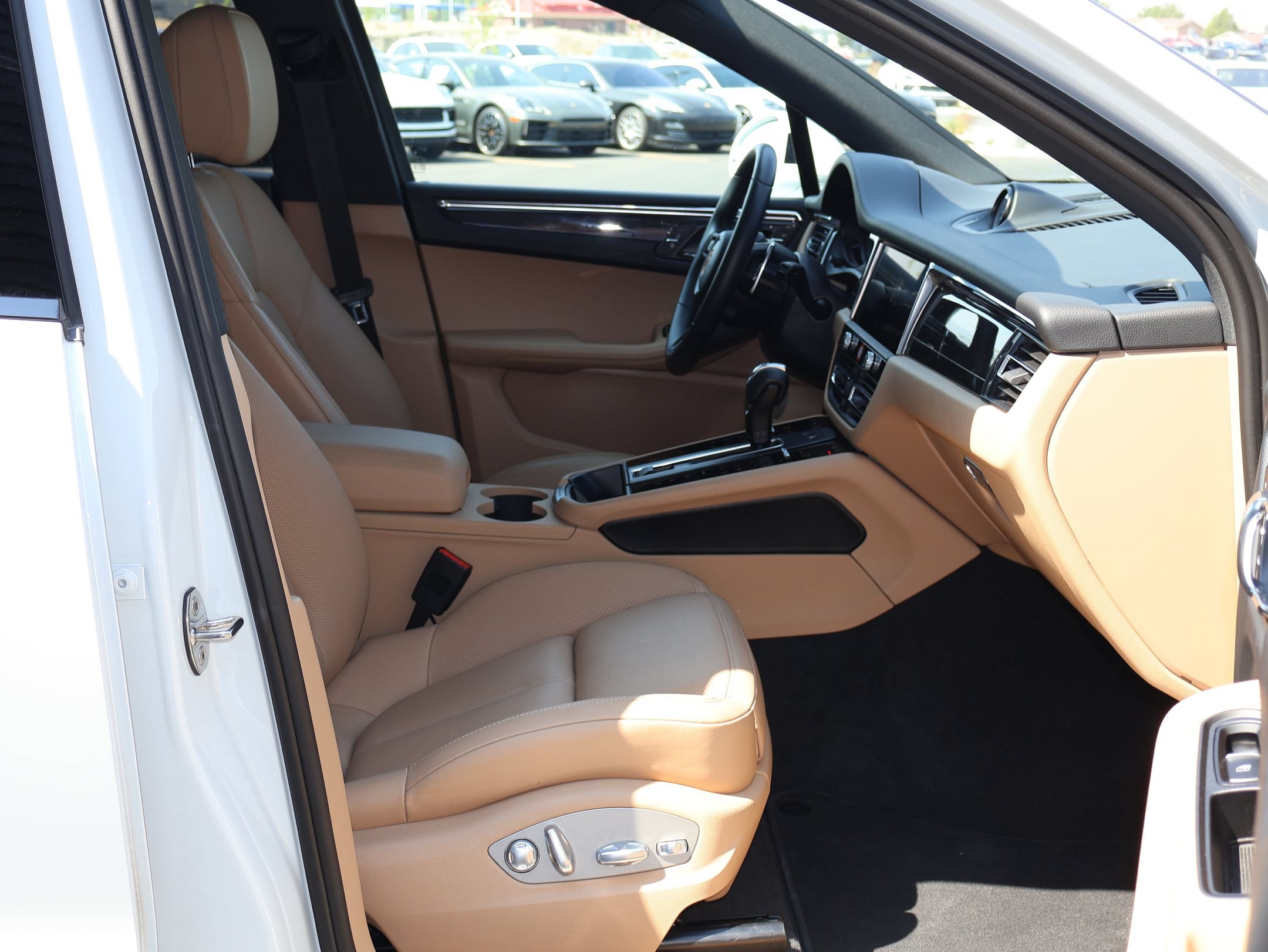 Certified 2026 Porsche Macan AWD/4WD image 58