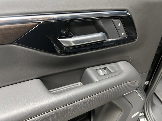 Used 2025 Chevrolet Suburban High Country image 38