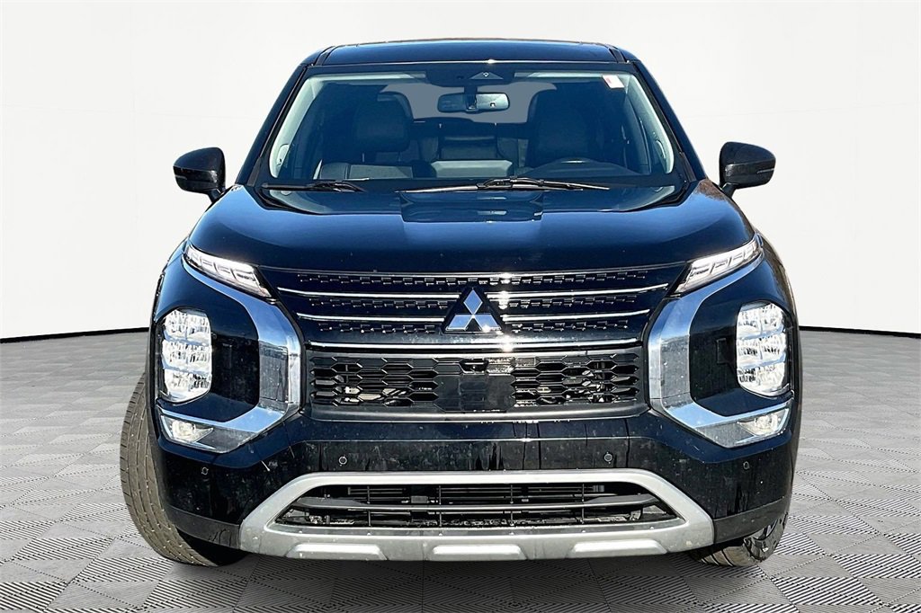 Used 2022 Mitsubishi Outlander SE image 2