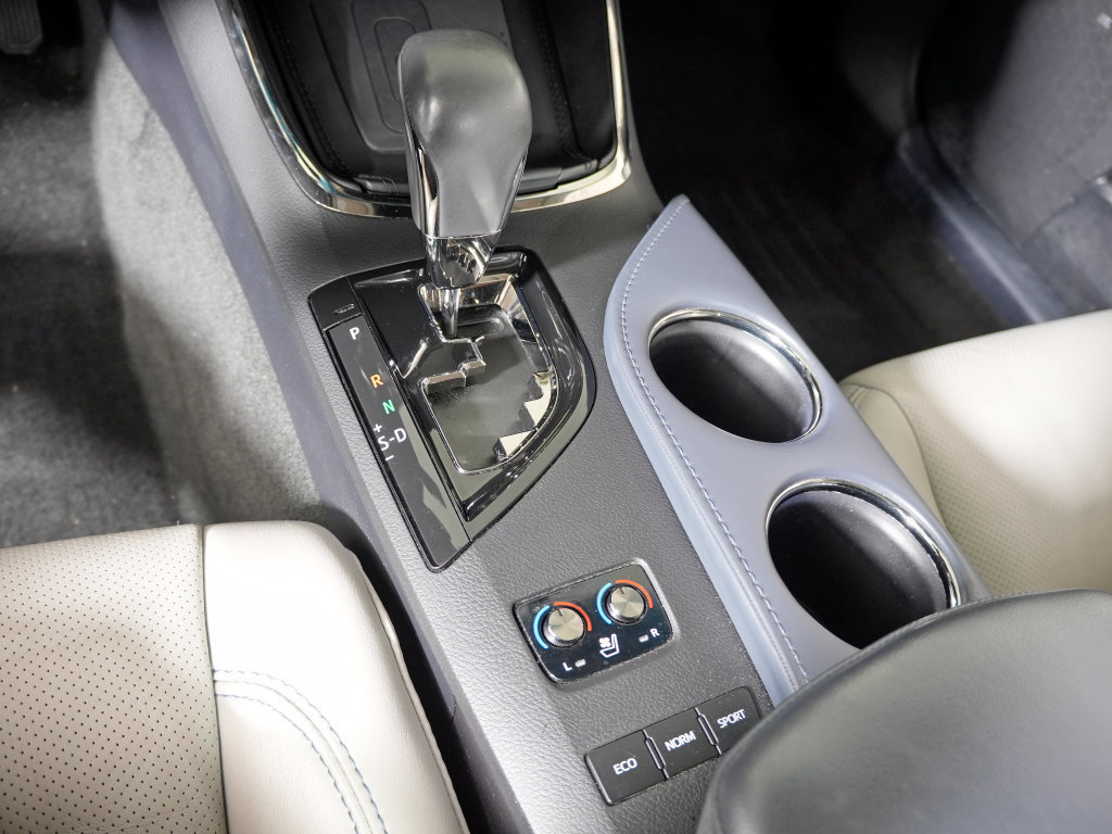 Used 2015 Toyota Avalon Limited w/ Technology Package FWD image 26