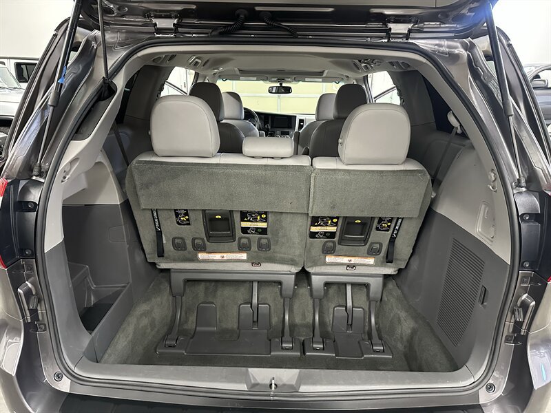 Used 2017 Toyota Sienna XLE w/ XLE Navigation Package AWD/4WD image 17