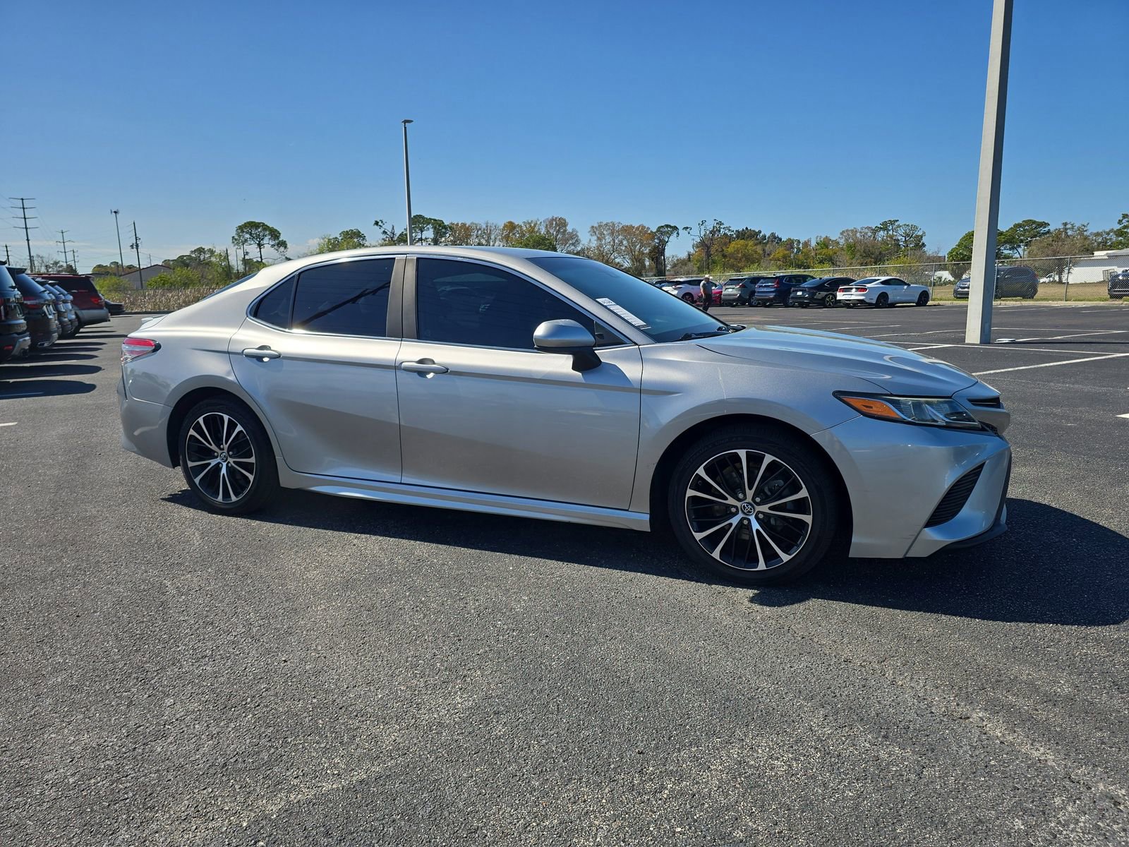 Used 2019 Toyota Camry SE image 2