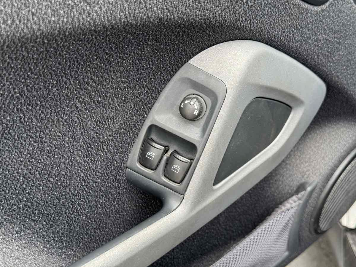 Used 2009 smart fortwo passion RWD image 17