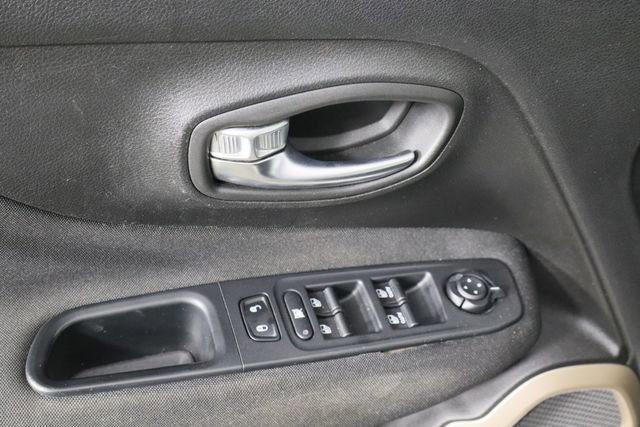 Used 2017 Jeep Renegade Latitude image 23