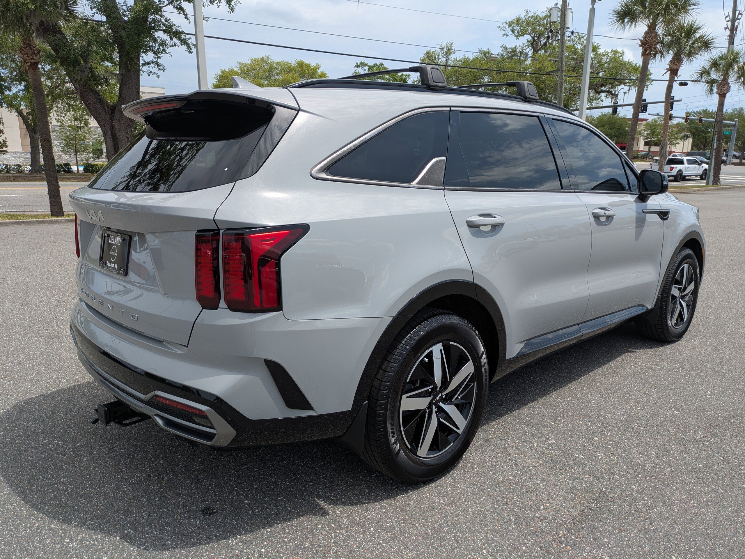 Used 2022 Kia Sorento EX w/ Panoramic Sunroof Package FWD image 4