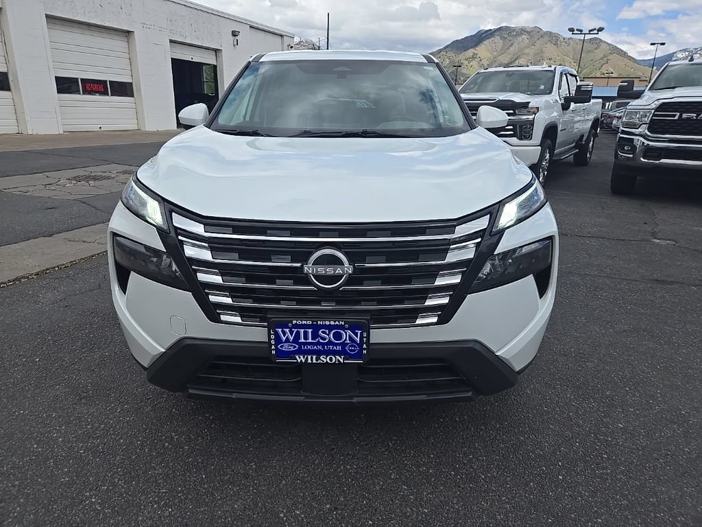 Used 2025 Nissan Rogue SV AWD/4WD image 2