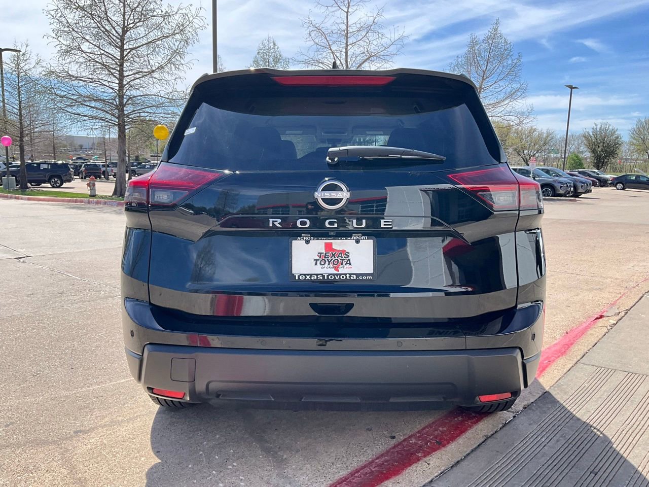 Used 2025 Nissan Rogue SV image 7