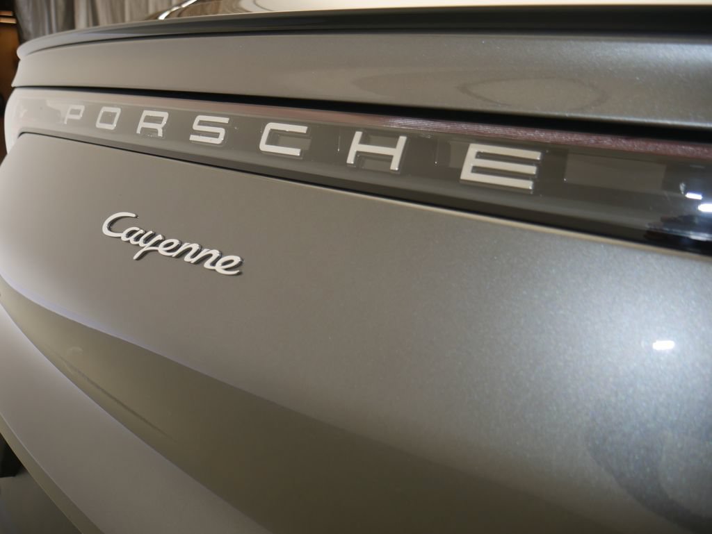 Certified 2021 Porsche Cayenne Coupe AWD/4WD image 11