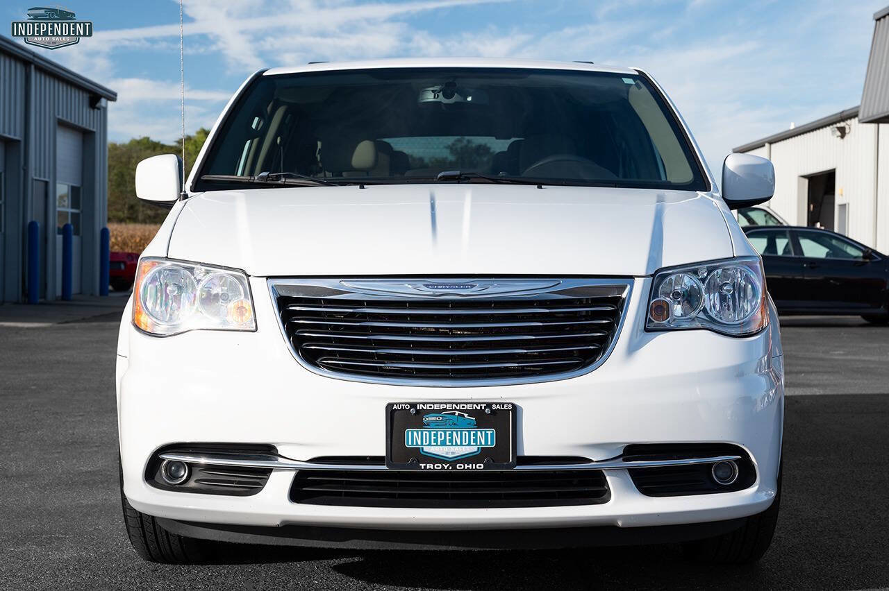 Used 2014 Chrysler Town & Country Touring image 6