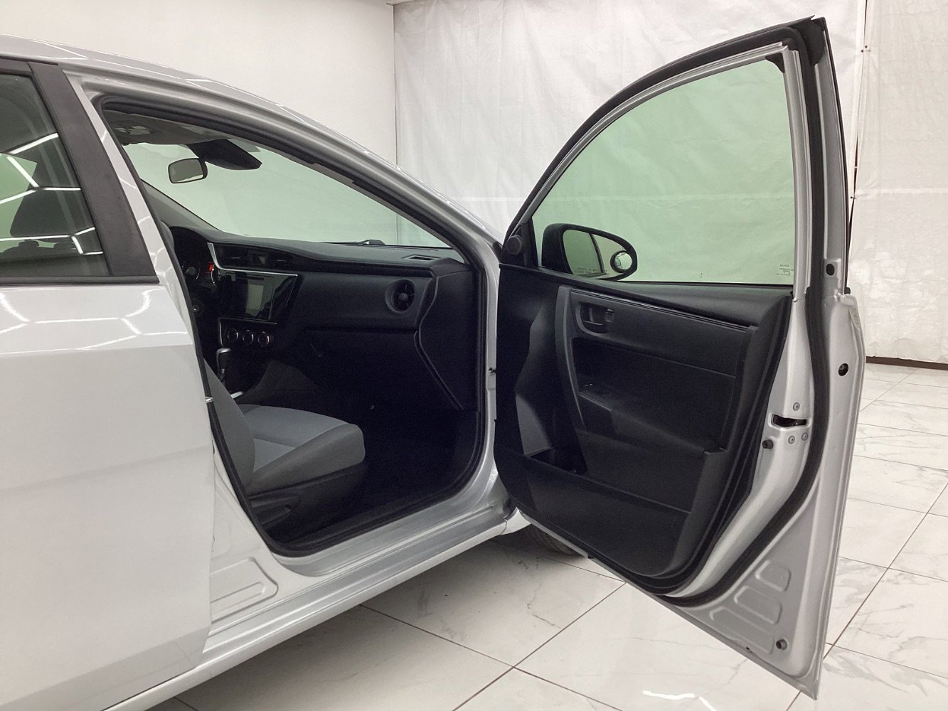 Used 2018 Toyota Corolla L FWD image 17