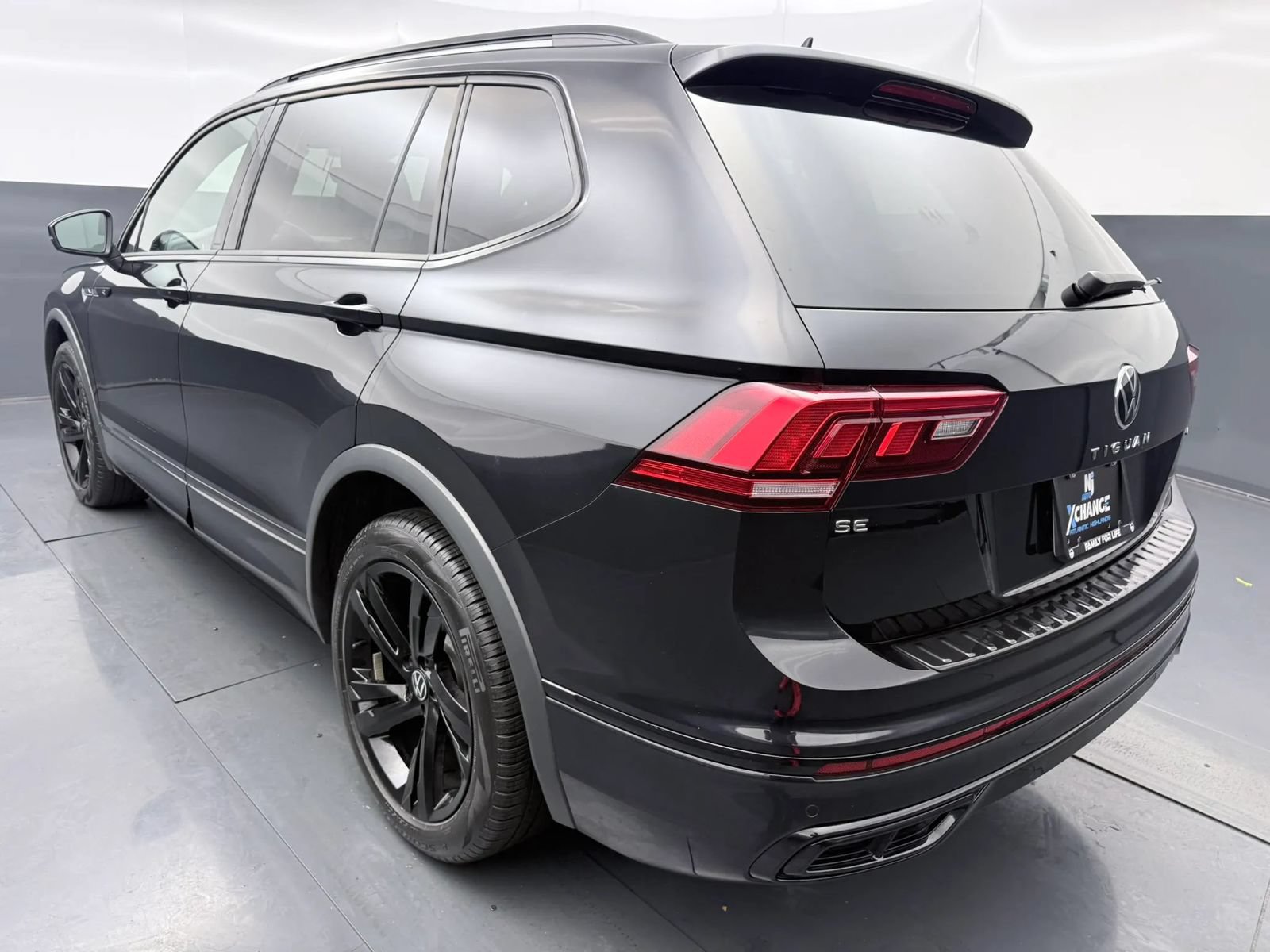Used 2023 Volkswagen Tiguan SE R-Line AWD/4WD image 5