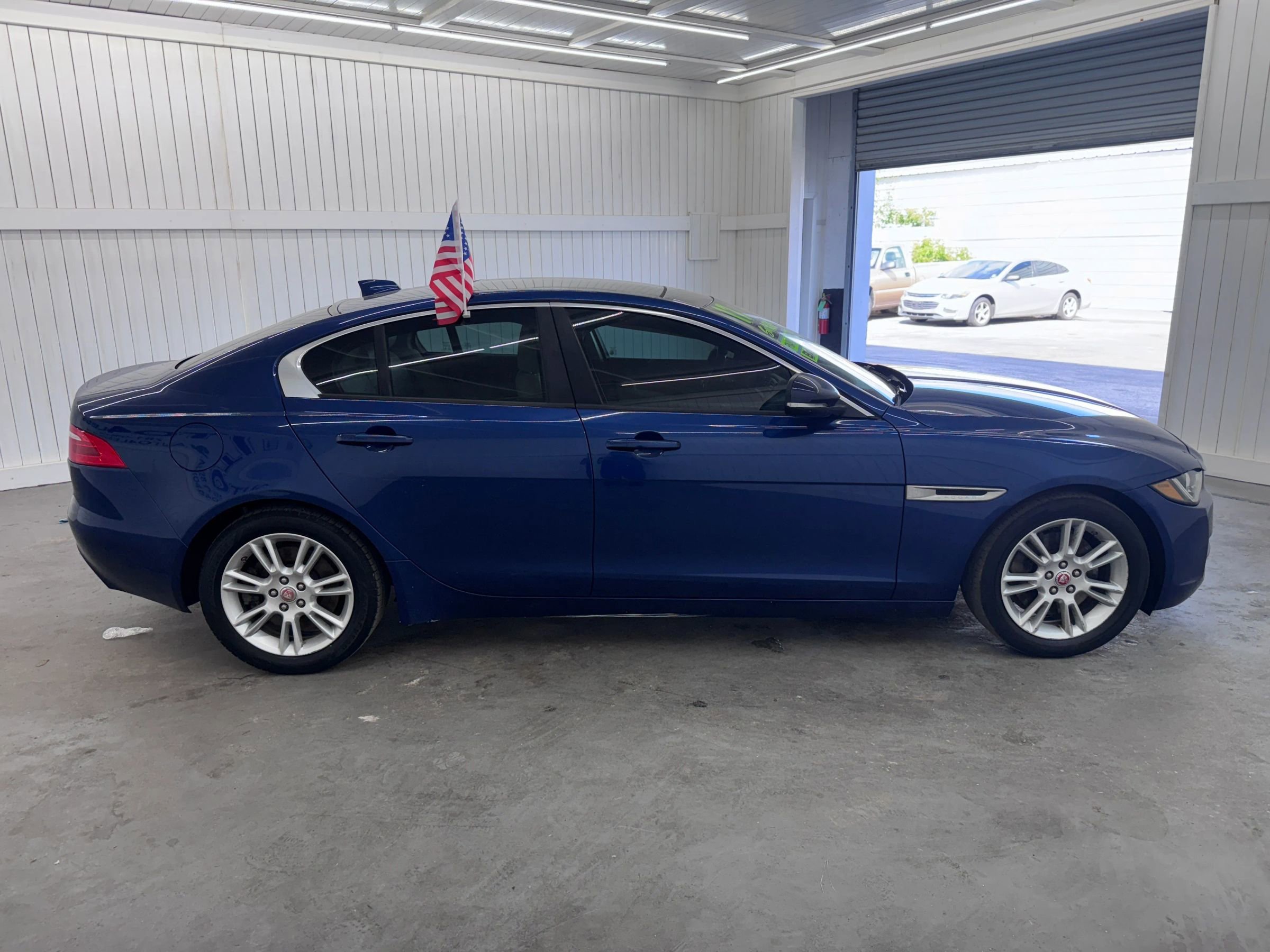 Used 2017 Jaguar XE Premium image 4