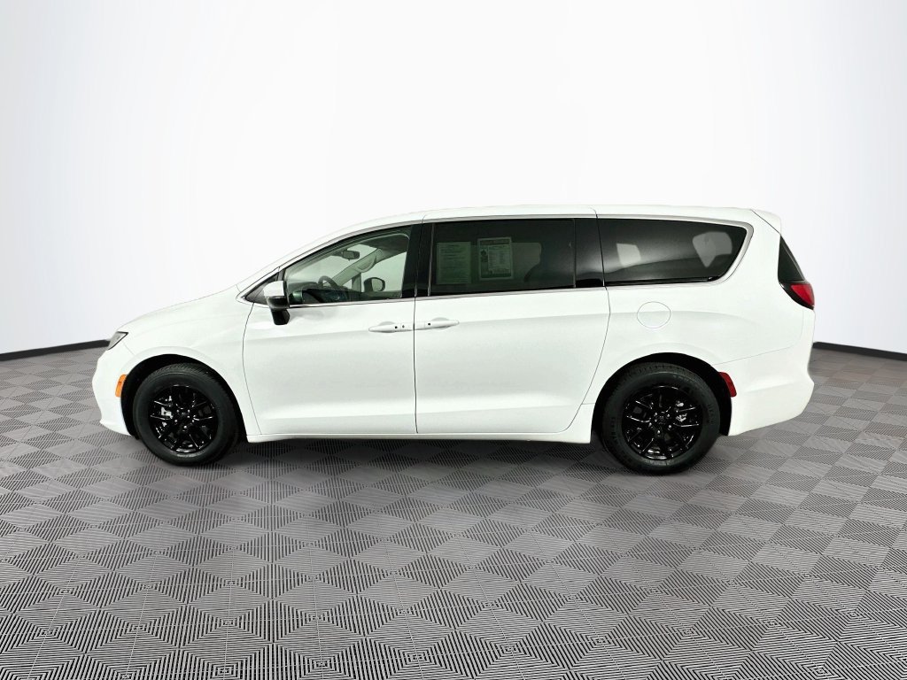 Certified 2023 Chrysler Pacifica Touring-L FWD image 6