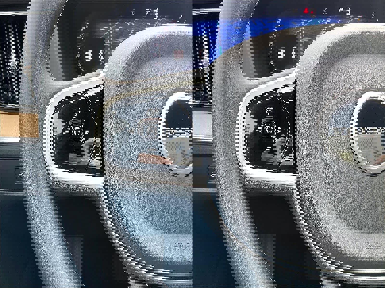 New 2026 Volvo XC60 B5 Plus w/ Protection Package Premier image 17