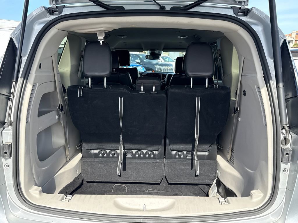 Used 2024 Chrysler Pacifica Touring-L FWD image 9