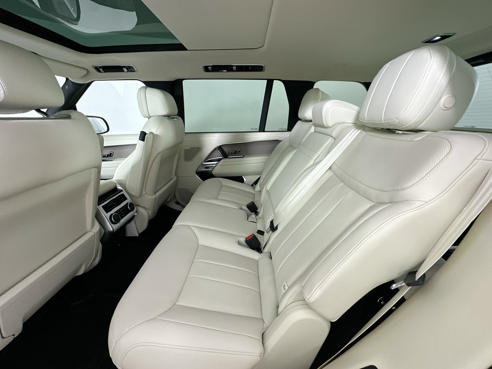 New 2026 Land Rover Range Rover Long Wheelbase SE AWD/4WD image 37
