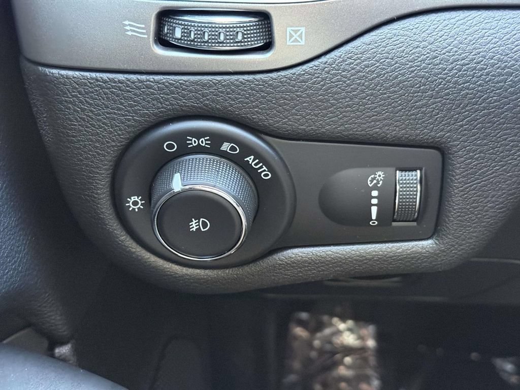 Used 2019 Jeep Cherokee Latitude w/ Popular Appearance Group FWD image 26