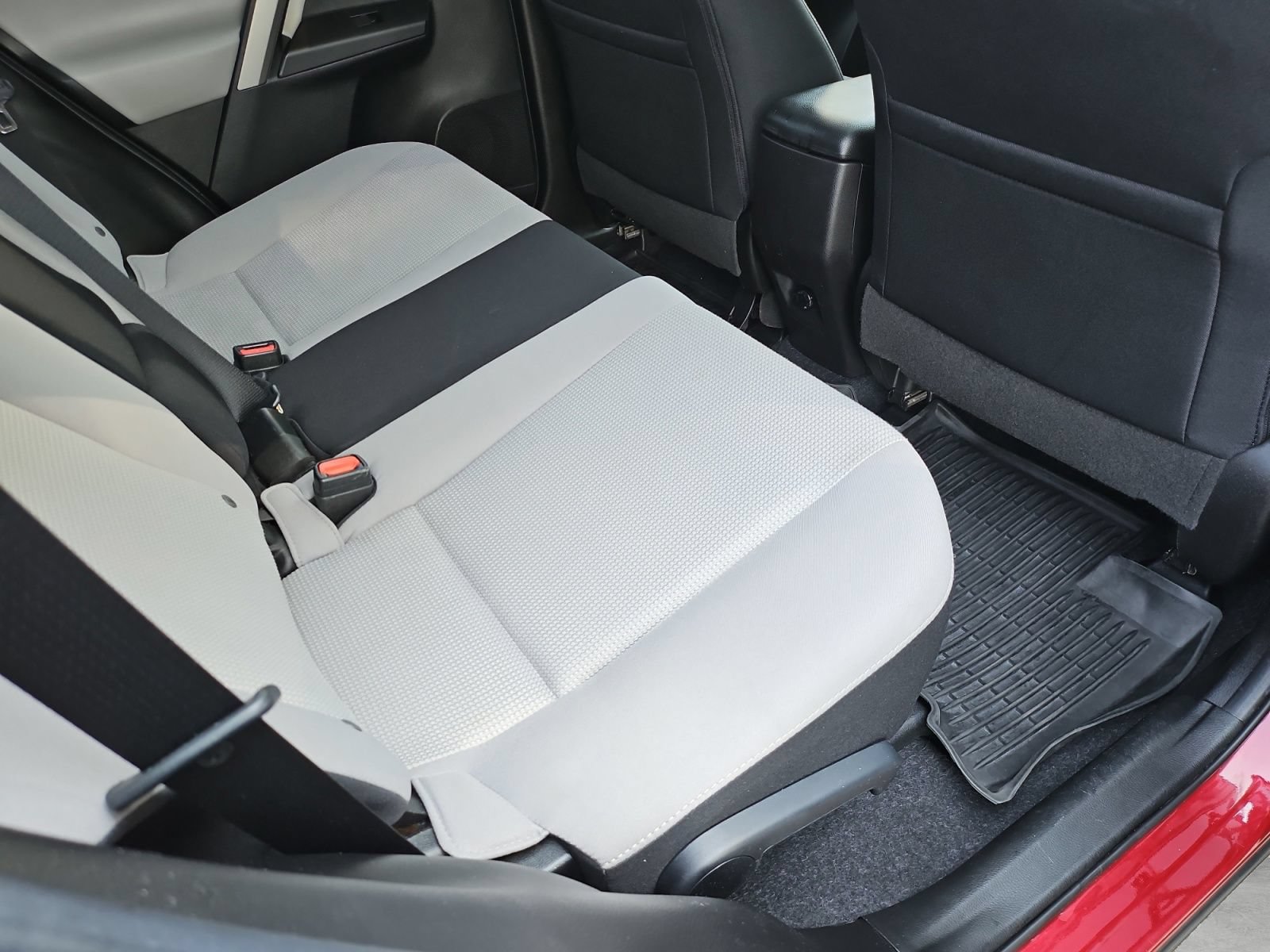 Used 2018 Toyota RAV4 XLE AWD/4WD image 31