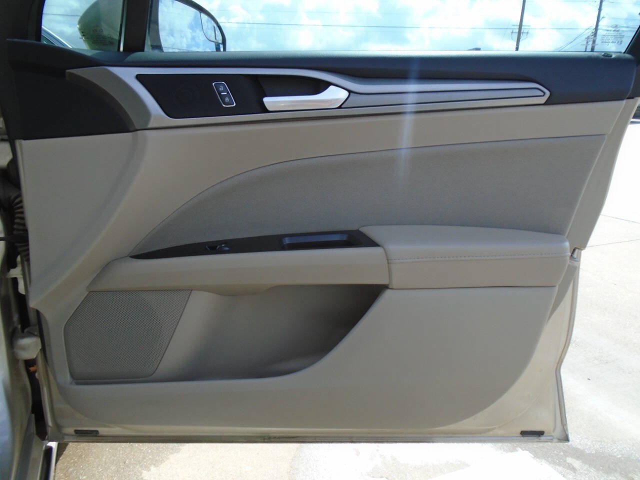 Used 2017 Ford Fusion SE FWD image 31