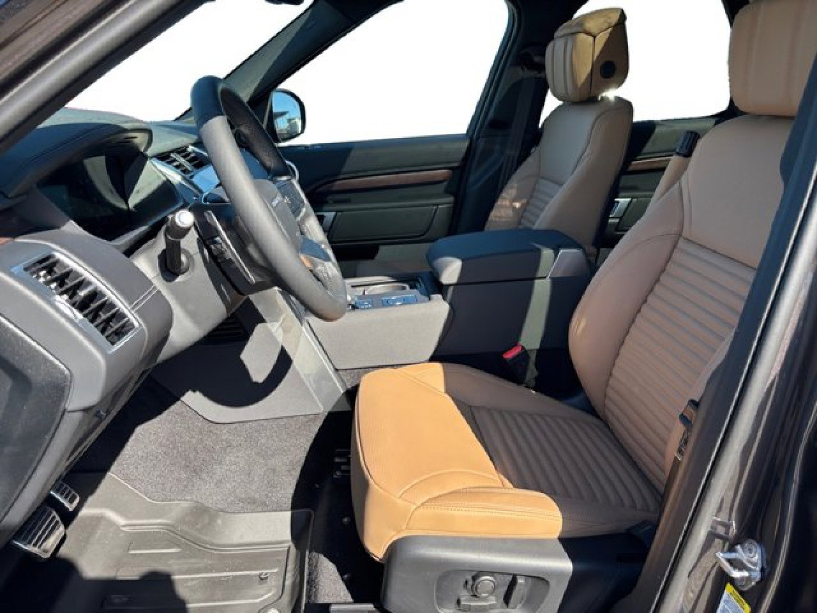 New 2025 Land Rover Discovery Dynamic SE image 10