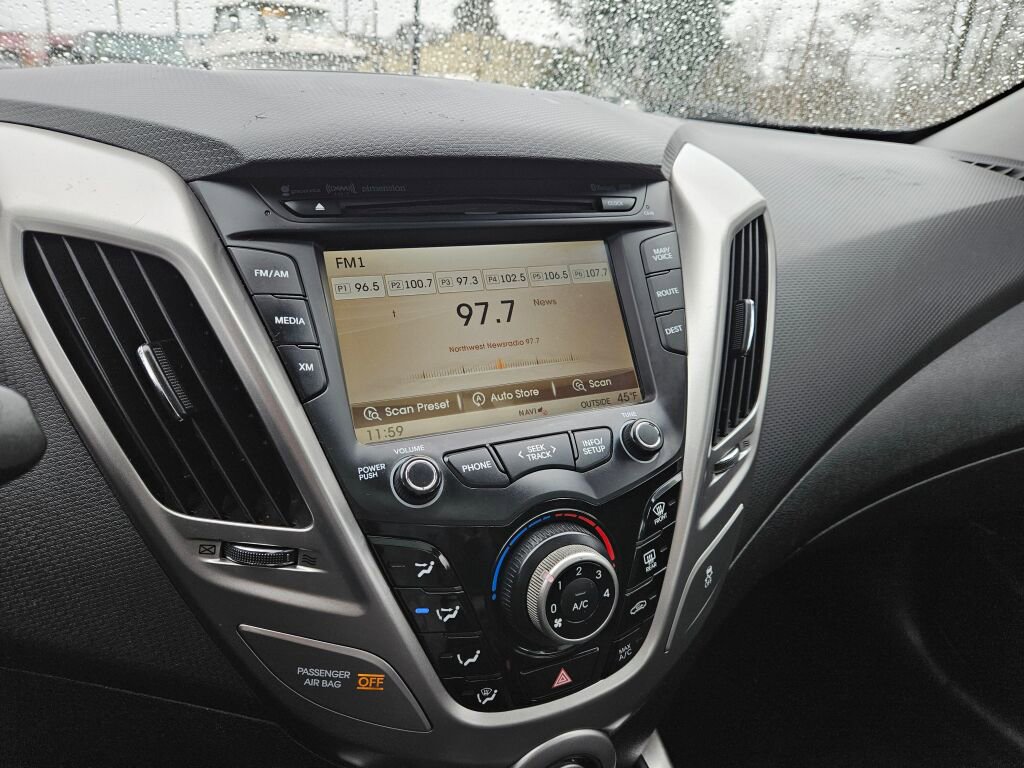 Used 2012 Hyundai Veloster w/ Style Pkg image 28