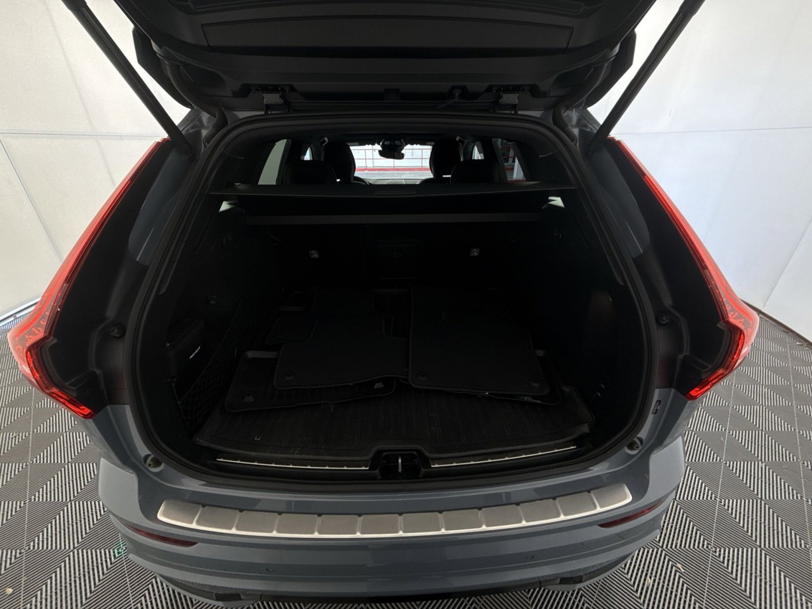 Used 2023 Volvo XC60 B5 Ultimate w/ Climate Package image 26