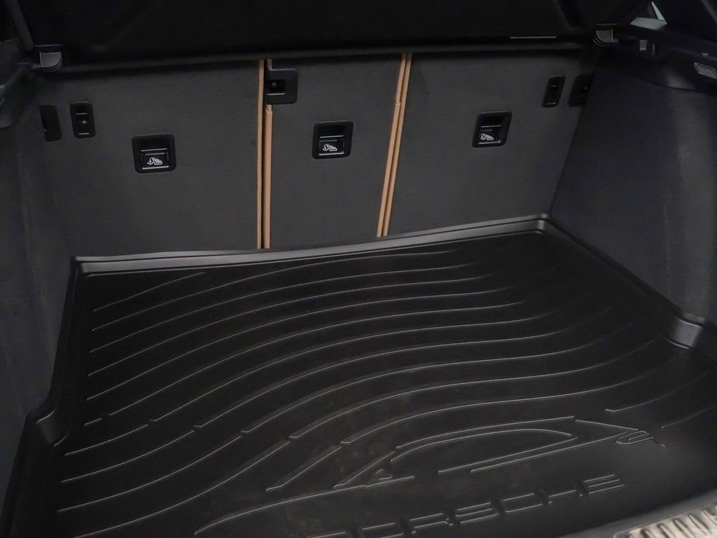 Certified 2025 Porsche Macan image 13