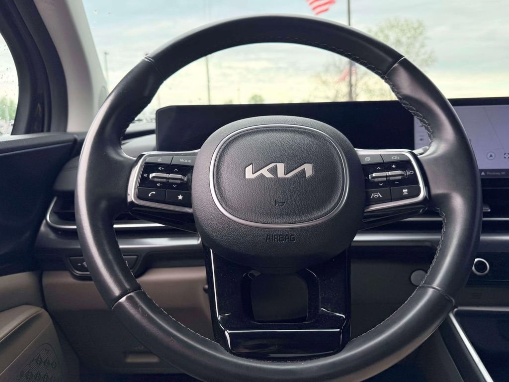 Used 2025 Kia Carnival FWD image 17