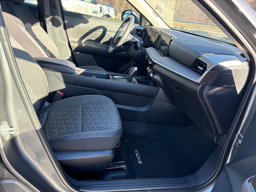 Used 2025 Nissan Kicks SV w/ Charging Package image 18