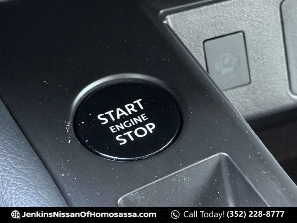 Used 2025 Nissan Kicks SR w/ SR Premium Package FWD image 30