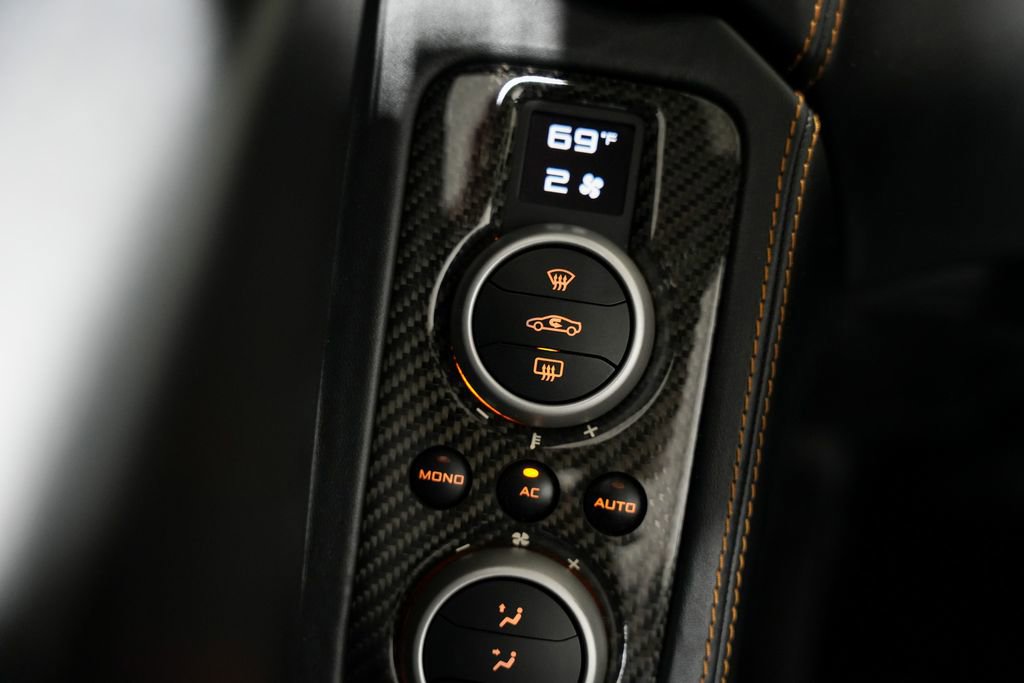 Used 2015 McLaren 650S Spider image 33